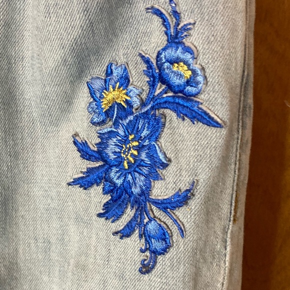 Light wash jeans with flower patches Ashley Mason - Picture 2 of 6
